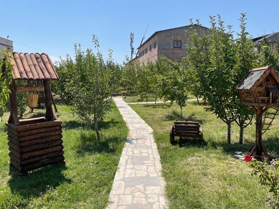 Golden Seconds Hotel Єреван Екстер'єр фото
