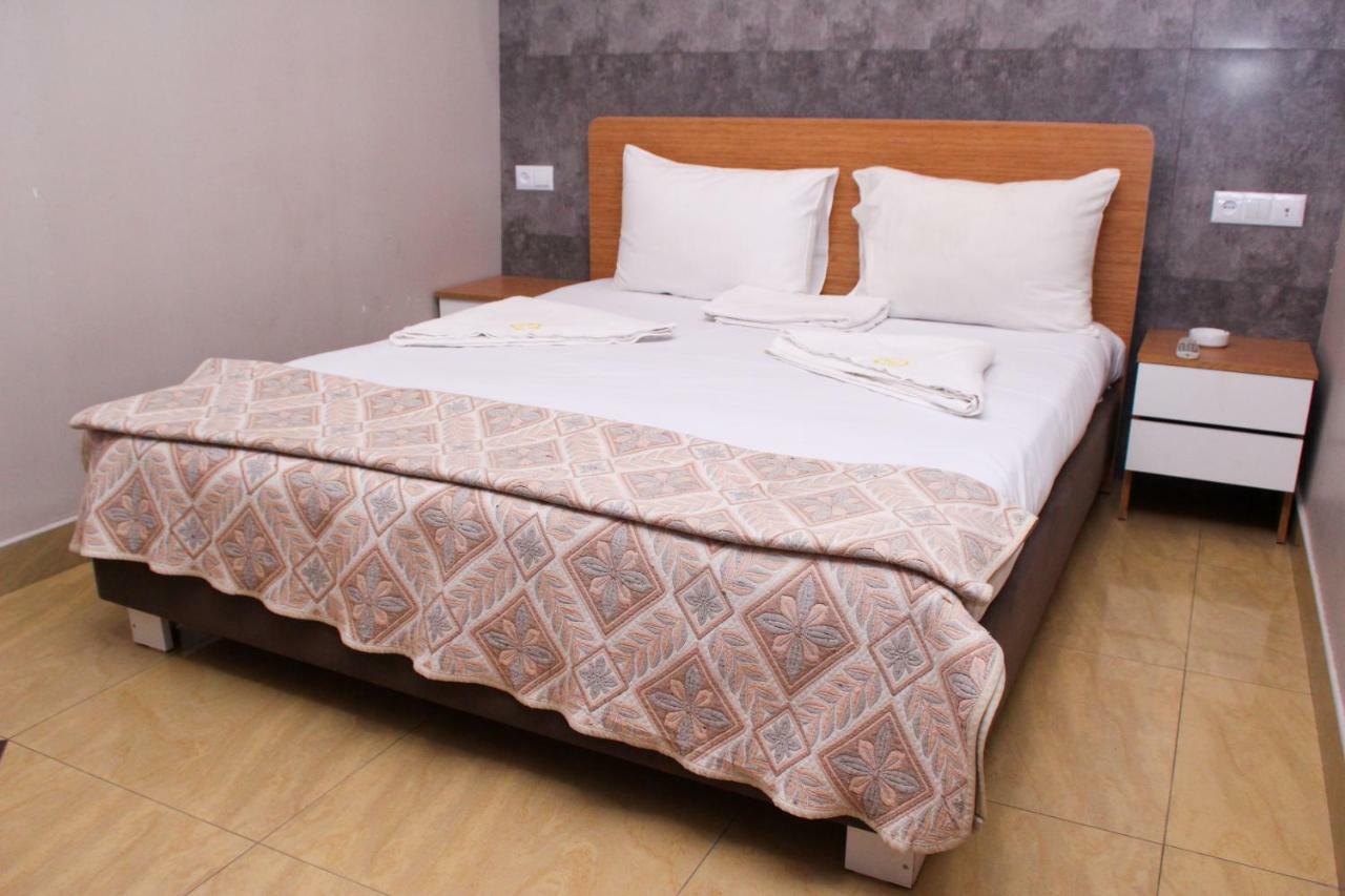 Golden Seconds Hotel Єреван Екстер'єр фото